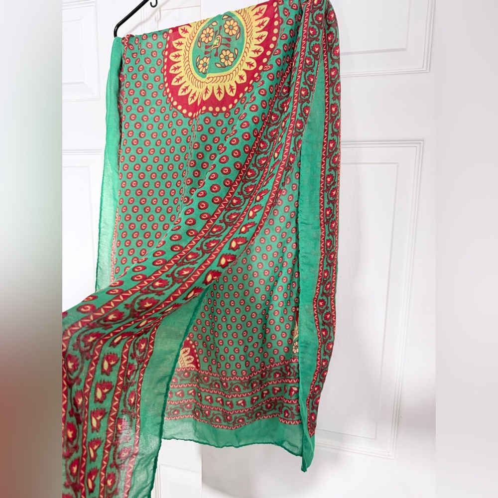 Green and Red Patterned Women's scarf, a job Palestine traditional hlale